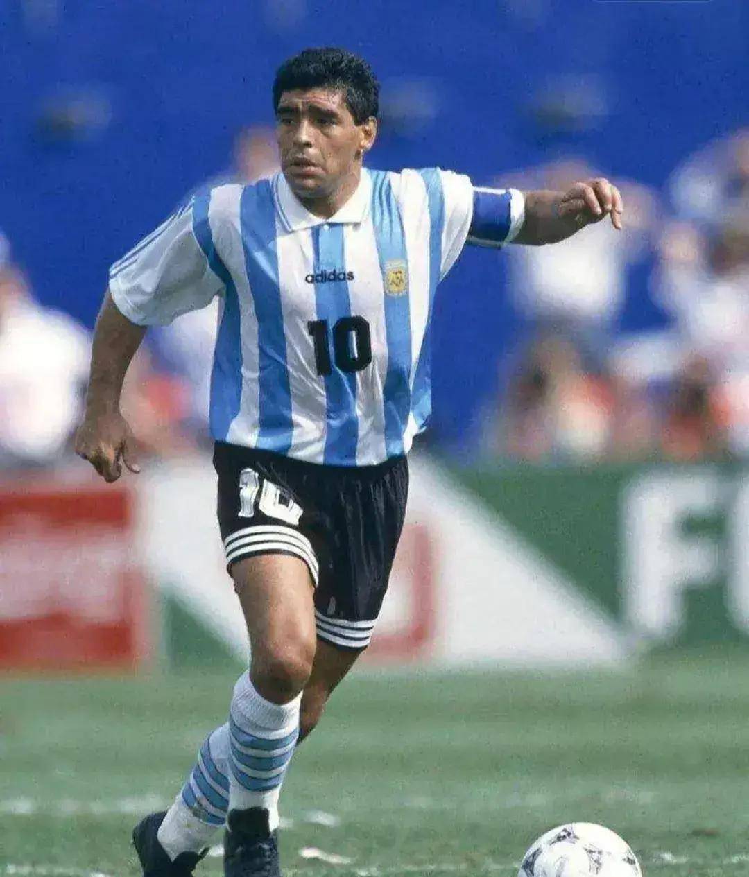 足球赛场上出现了一位年轻有天赋的球员