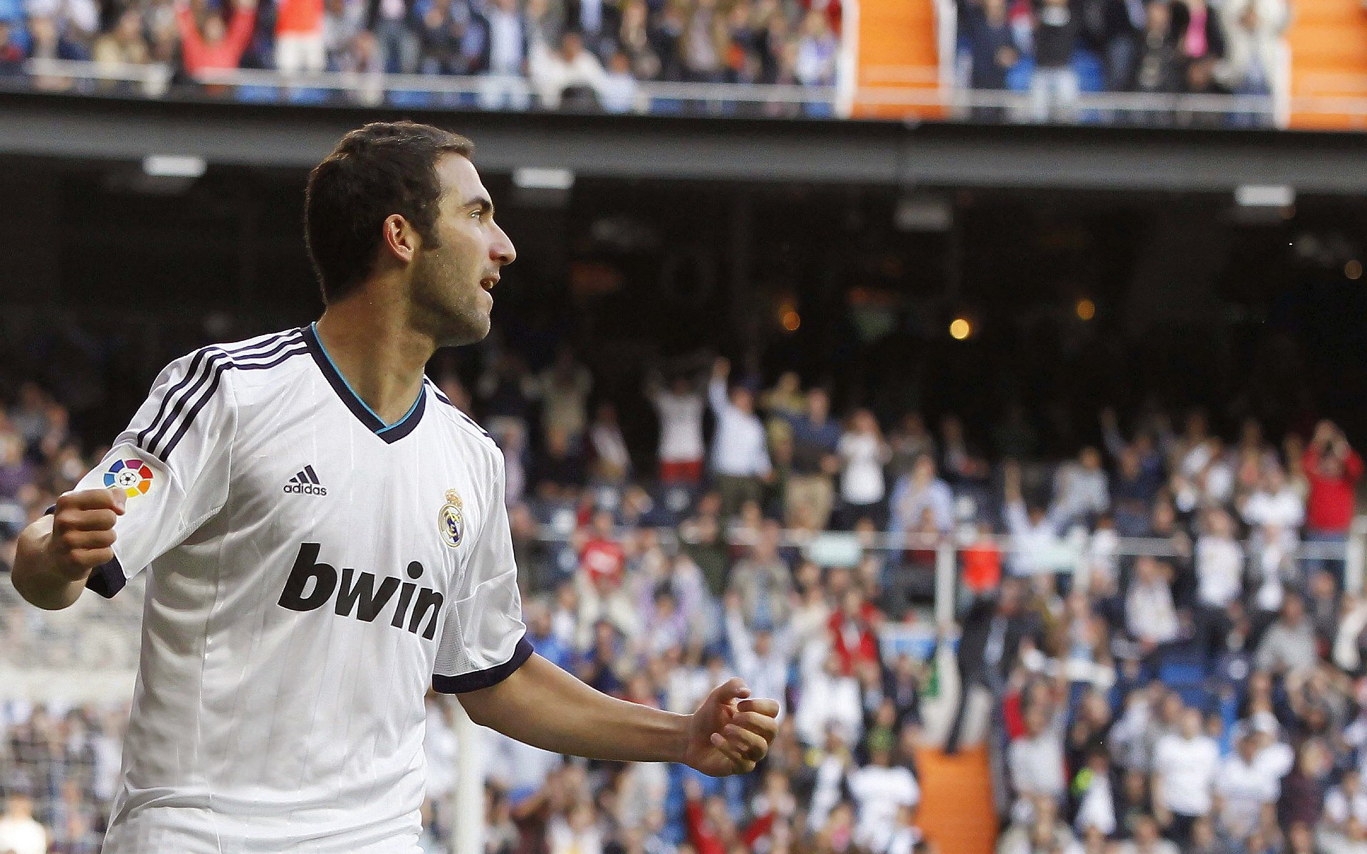 IM体育官方网站-赛道与绿茵场，当拜仁轻取皇家社会，富安健洋在F1赛道接管比赛